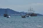 Barcos e escunas para turistas ficam ancorados na baía de Ponta das Canas, praia no norte de Florianópolis, Santa Catarina